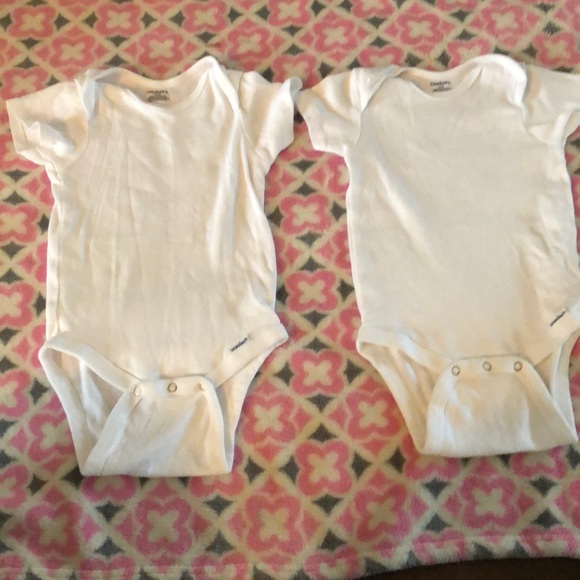 💗💗4 onesie and 2 pairs of PJ’s - Picture 6 of 8